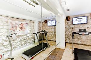 克拉科夫西纳可酒店的一个带跑步机和玻璃墙的健身房