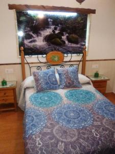 埃尔博斯克Casa Rural Majaceite的一间卧室配有一张带毯子和枕头的床。