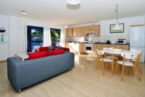 阿雷西费Raspe Arrecife Lake view wifi By PVL的带沙发和桌子的客厅以及厨房。