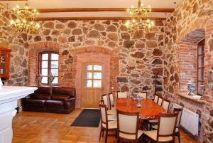 古尔贝内维斯噶尔贝尼斯冒扎的一间设有桌子和石墙的用餐室