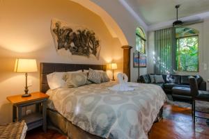 普拉亚卡门Hacienda Xcaret的一间卧室配有一张大床和一张沙发