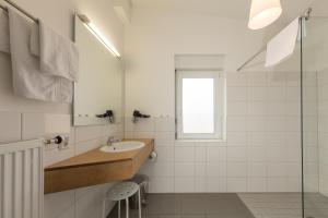 兰德尔萨克尔德姆林酒店-咖啡厅的一间带水槽和镜子的浴室