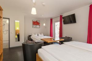 兰德尔萨克尔德姆林酒店-咖啡厅的酒店客房带两张床和一张桌子以及椅子。