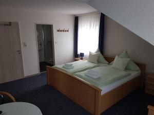 纽哈灵吉塞尔Am Alten Hafen的一间卧室配有一张带绿色床单的床和一扇窗户。