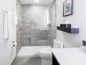 蒙克顿蒙克顿市区皇冠假日酒店的带淋浴和卫生间的白色浴室
