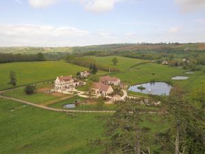 Saint-Jean-de-TrézyDomaine de Rymska & Spa - Relais & Châteaux的田野上大房子的空中景观