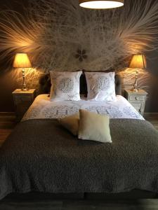 图尔奈乐千恩吉特度假屋的一间卧室配有一张大床、枕头和两盏灯。
