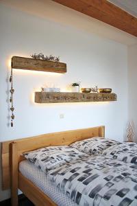 波尔Ehem. Sächsisch-Bayrischer Hof的卧室配有一张床,墙上设有架子