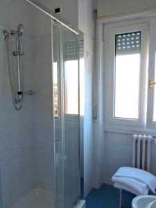 莱萨卡普里酒店的一间带玻璃淋浴和水槽的浴室