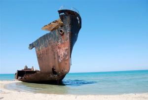 莱西纳卡萨莱朱利亚别墅的一艘旧船坐在海滩上