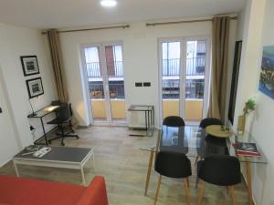 塞维利亚Living Sevilla Apartments Hércules的客厅配有沙发和桌椅