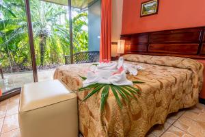 萨拉皮基阿拉安比贵小屋酒店的酒店客房的床上配有2条毛巾