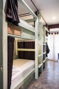 柳颜笔塾旅舍客房内的一张或多张双层床