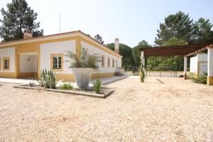 萨尔堡Villa 97 by Trip2Portugal的前面有砂石车道的房子