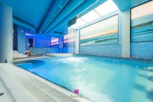 格罗韦罗拉特码头&Spa四星高级酒店的大楼内的一个蓝色海水游泳池