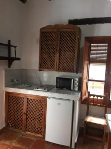 Camping El Balcon de Pitres的厨房或小厨房