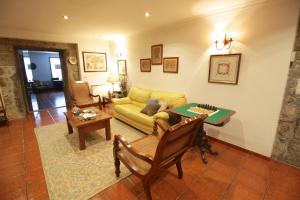 阿马里什Casa do Lago的客厅配有沙发和桌子
