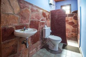 韦尔卡鲍Pousada Terras do Poente的石质浴室设有水槽和卫生间