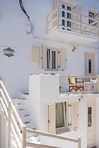 米克诺斯城Ioanna's House的白色的房子,有白色的门和楼梯