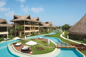 蓬塔卡纳Zoetry Agua Punta Cana - All Inclusive的一个带游泳池的度假村和一个度假村