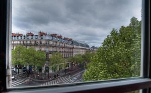 巴黎克拉尼广场酒店的从窗户可欣赏到城市街道的景色