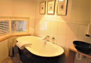 阿尔弗斯通乌尔沃斯通河边假日公寓的白色的浴室设有水槽和窗户。