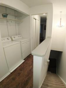 罗利Exclusive Townhome - Central Raleigh Location的白色的厨房配有洗衣机和烘干机