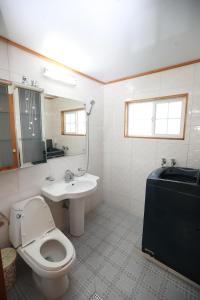 庆州Gujeolcho Guesthouse的浴室配有白色卫生间和盥洗盆。