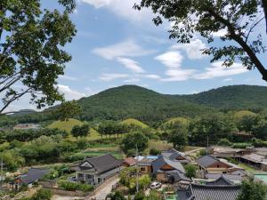 庆州Gujeolcho Guesthouse的山村的背景