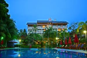 富国富国岛托皮康纳度假酒店的大楼前设有游泳池的酒店