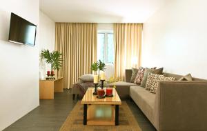 马尼拉Privato Ortigas的客厅配有沙发和桌子