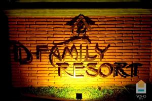 阿努拉德普勒D Family Resort的砖墙,上面标有“快乐的侵入”