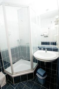 豪伊杜索博斯洛玛提亚斯国王Spa康体酒店的带淋浴和盥洗盆的浴室