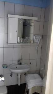 毕达哥利翁Belvedere的一间带水槽和镜子的浴室