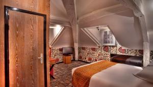 圣米歇尔圣母酒店客房内的一张或多张床位