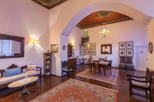 伊兹拉伊兹拉希德劳萨旅馆的客厅配有沙发和桌子