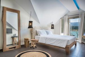 阿尔戈斯托利翁Argostoli Marina Suites的一间卧室设有一张床和一个大窗户