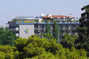 雅典艾曼狄纳酒店的一座酒店大楼,上面有酒店