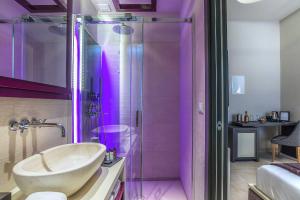 罗马威尼托大街尊贵旅馆的一间带水槽和淋浴的浴室