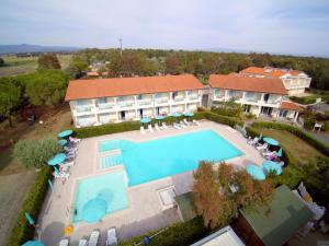 瓦达拉文托拉住宅酒店的享有带游泳池的度假村的空中景致