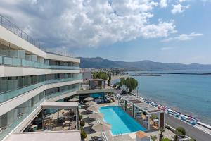 卡利斯托斯Anastasia Hotel & Suites Mediterranean Comfort的一座拥有游泳池和海滩的酒店