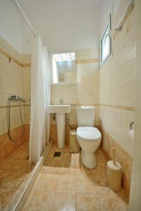 毕达哥利翁Lampis Studios的一间带卫生间和水槽的浴室