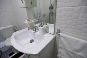 奥赫里德Day&Night的白色的浴室设有水槽和卫生间。