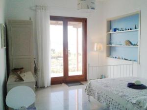 阿莫利亚尼岛Marvelous Sea View Eco Studio的一间卧室设有一张床和一个大窗户