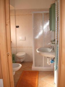 莫里马索塔帕皮纳农场酒店的浴室配有卫生间、盥洗盆和淋浴。