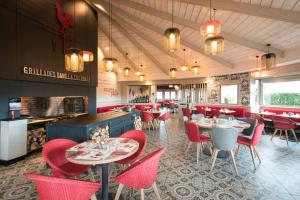 兰斯兰斯蒂恩奎克斯宜必思酒店的一间带红色桌椅和柜台的餐厅