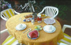 圣吉米纳诺普利美特豪斯酒店的一张黄色桌子,上面有盘子