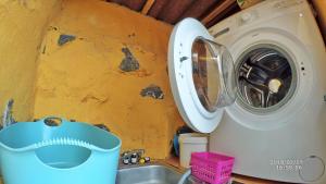 El AmparoCountry private studio的洗衣机位于水槽旁