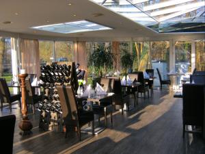 Beuningen弗莱彻丁克洛德餐厅酒店的用餐室设有桌椅和窗户。