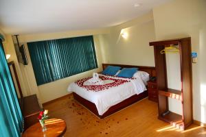 巴尼奥斯东德马赛洛酒店的一间卧室配有一张大床和一张桌子
